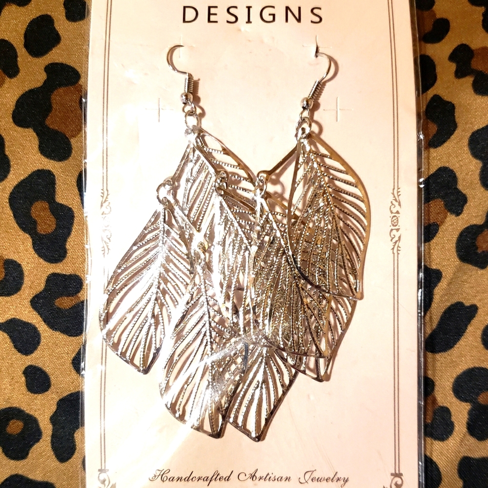 NWT leafy dangle earrings